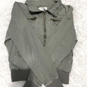 Cute olive green cropped lightweight jacket in size XS!
